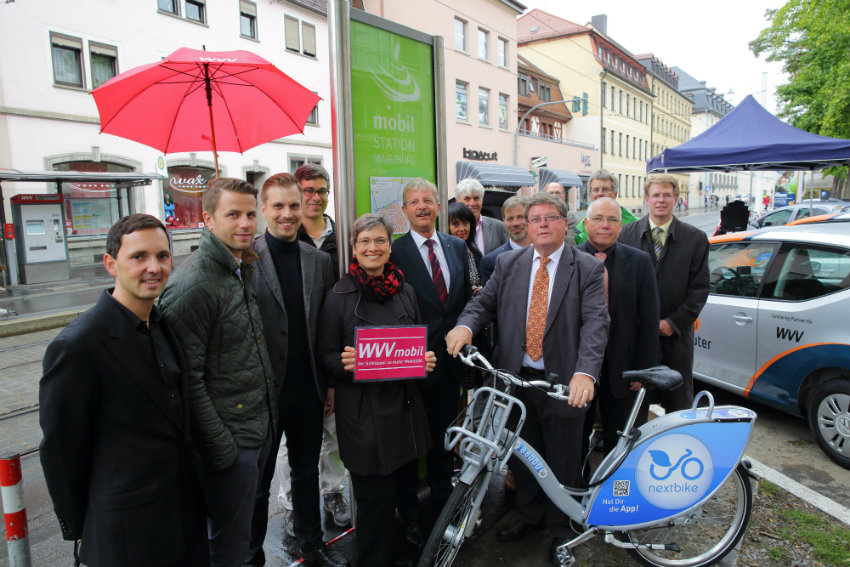 Bürgermeister Adolf Bauer, Baureferent Christian Baumgart, Umweltreferent Wolfgang Kleiner und dem Team, das diese umweltfreundlichen Verkehrsdrehscheiben in Würzburg realisiert hat (Foto: Andreas Bestle).