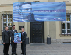 Unipräsident Alfred Forchel, Oberbürgermeister Christian Schuchardt und Dietbert Hahn, Vorstand des Röntgenkuratoriums (von links) bei der Präsentation der Banner und Plakate zum 120. Röntgenjubiläum. (Foto: Claudia Penning-Lother)