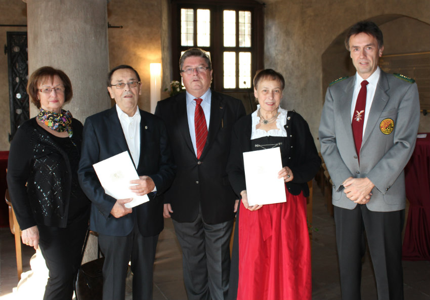 v.li. Hannelore und Werner Beierstorf, Bürgermeister Adolf Bauer, Friederike Neubauer, 1. Schützenmeister Karl-Heinz Putz. (Foto: Claudia Penning-Lother)