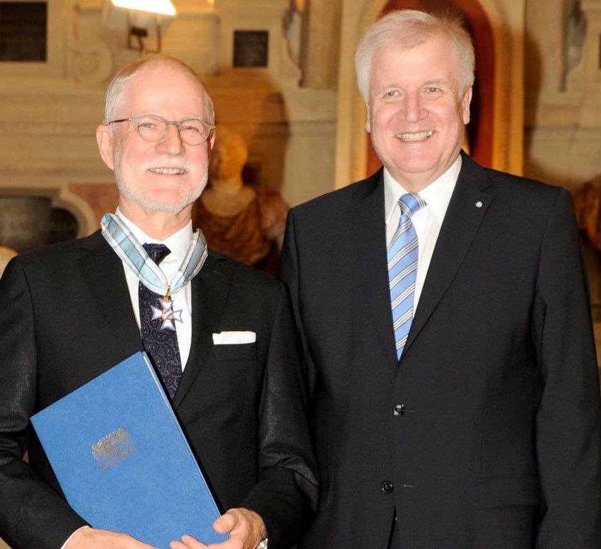 Prof. Christoph Reiners (links) und Bayerns Ministerpräsident Horst Seehofer bei der feierlichen Verleihung des bayerischen Verdienstordens. (Foto: Bayerische Staatskanzlei)