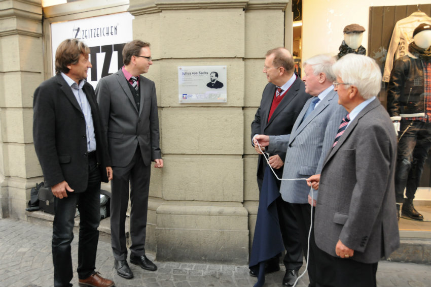 Nach der Enthüllung der Gedenktafel für Julius von Sachs (von links): Hauseigentümer Friedrich Schwab, Universitätsarchivar Marcus Holtz, Universitätspräsident Alfred Forchel, die Ideengeber Professor Walter Eykmann und Professor August Heidland. (Foto: Robert Emmerich)