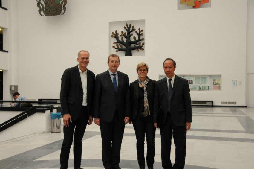 Sie stellten das SPIF-Projekt der Presse vor (von links): Burkhard Hose von der KHG, Universitätspräsident Alfred Forchel, Susanne Hötzel von der ESG und Uni-Vizepräsident Phuoc Tran-Gia. (Foto: Robert Emmerich)