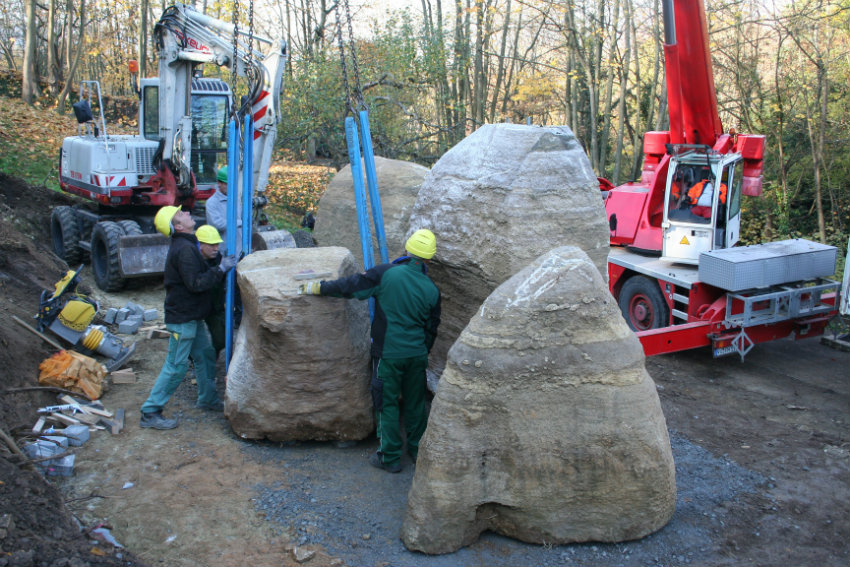 Platzieren der tonnenschweren Felsen für den Mwanza-Garten in Würzburg. (Foto: Sebastian Hilpert)