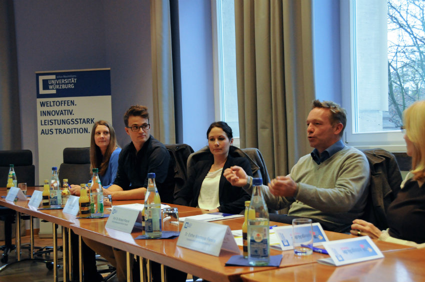 Die Studierenden Bianca Heim, Joscha Riemann und Hannah Lea Diers (v.l.) stellen mit Professor Richard Pibernik das Projekt IntegrAi.de bei einer Pressekonferenz an der Uni Würzburg vor. (Foto: Robert Emmerich)