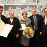 v.li: Oberbürgermeister Christian Schuchardt, Helmut und Johanna Falk, Wolfgang Hugo, Kulturreferent Muchtar Al Ghusain. (Foto: Claudia Penning-Lother)