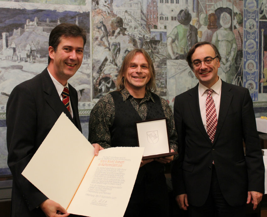 Horst Porkert (m.) freut sich über die Kulturmedaille. Li. Oberbürgermeister Christian Schuchardt, re. Kulturreferent Muchtar Al Ghusain. (Foto: Claudia Penning-Lother)