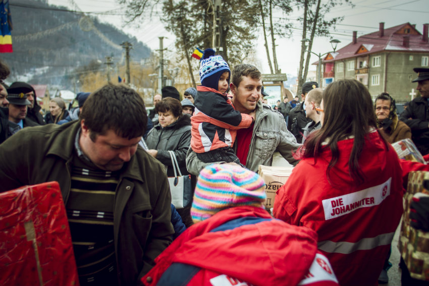 Seit 21 Jahren bringen die ehrenamtlichen Helfer des Johanniter-Weihnachtstruckers lebenswichtige Grundnahrungsmittel und Hygieneartikel zu armen Familien, Senioren und Waisenkindern, um die kalten Wintermonate in Albanien, Bosnien und Rumänien zu überstehen. (Foto: Tobias Grosser / Johanniter)