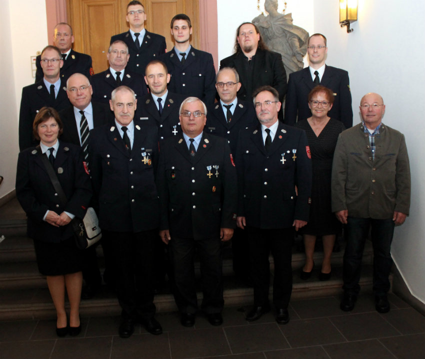 Vorbildlicher Einsatz: Vorne in der Mitte (von links) Jürgen Moritz, Bernhard Würth und Herbert Plendl, die nun für 40 Jahre Dienst bei der Freiwilligen Feuerwehr Würzburg ausgezeichnet wurden. Bürgermeisterin Marion Schäfer-Blake, Kommunalreferent Wolfgang Kleiner, Branddirektor Harald Rehmann und Stadtbrandrat Klaus-Dieter Schulz gehörten zu den Gratulanten. (Foto: Georg Wagenbrenner)