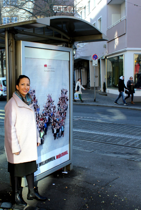 Gemeinsam stark: Willkommenskultur ist in Würzburg mehr als eine Worthülse in Sonntagsreden. Die freiwilligen Helfer stehen für Taten und kontinuierliches Engagement. Sozialreferentin Hülya Düber vor einem „W“-Plakat in der Neubaustraße. (Foto: Georg Wagenbrenner)