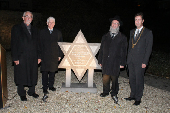 Bei der Gedenkveranstaltung am ehemaligen Platz der Hauptsynagoge: v.l. Regierungspräsident Paul Beinhofer, Josef Schuster (Vorsitzender des Zentralrats der Juden), Rabbiner Jakov Ebert und Oberbürgermeister Christian Schuchardt. (Foto: Sebastian Hilpert)