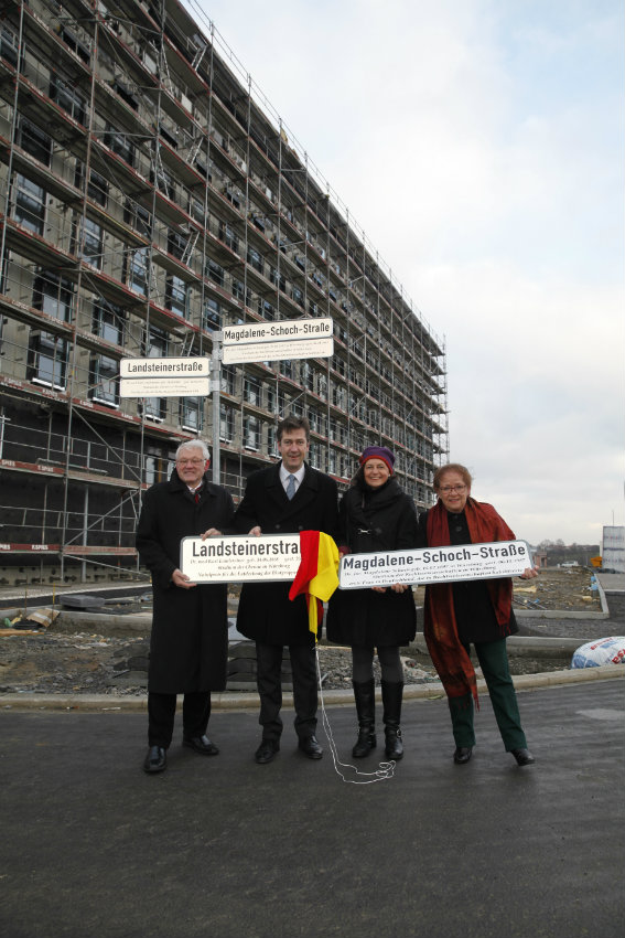 Stadtrat Willi Dürrnagel, Oberbürgermeister Christian Schuchardt, Stadträtin Barbara Lehrieder und Bürgermeisterin Marion Schäfer-Blake bei der Enthüllung der Straßenschilde. )Foto: Christian Weiß)