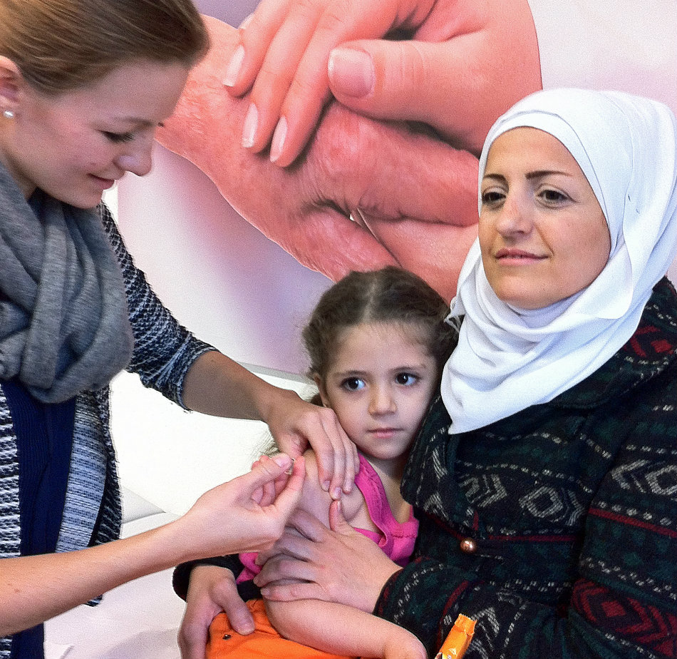 Medizinstudierende impften unter der Leitung der Würzburger Universitäts-Kinderklinik ehrenamtlich Flüchtlinge in Schweinfurt. (Foto: Uni Würzburg)