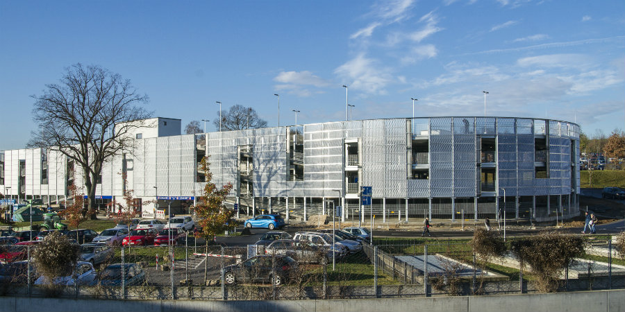 Das neue Parkhaus des Universitätsklinikums Würzburg bietet hinter seiner filigranen Aluminium-Fassade Stellplätze für 524 Fahrzeuge. (Foto: Uniklinikum Würzburg)