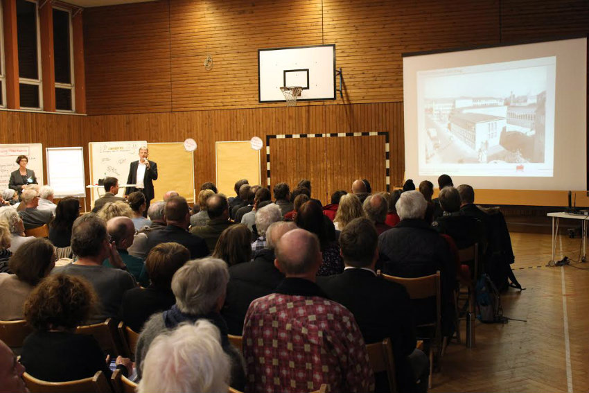 Wie soll die Zukunft des MOZ aussehen? In der Turnhalle waren alle Stühle besetzt. (Foto: Georg Wagenbrenner)