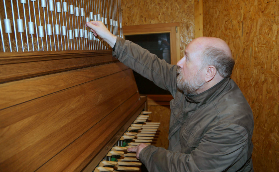 Süßer Klang trifft hartes Metall: Carilloneur Jürgen Buchner bei der Arbeit. (Foto: Markus Hauck / POW)