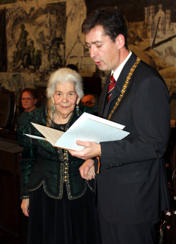 Bild: Couragierte Mahnerin gegen Rassismus: Oberbürgermeister Christian Schuchardt verliest den Urkundentext zur Behrmedaille für Kriemhilde Malinowski. (Foto: Georg Wagenbrenner)