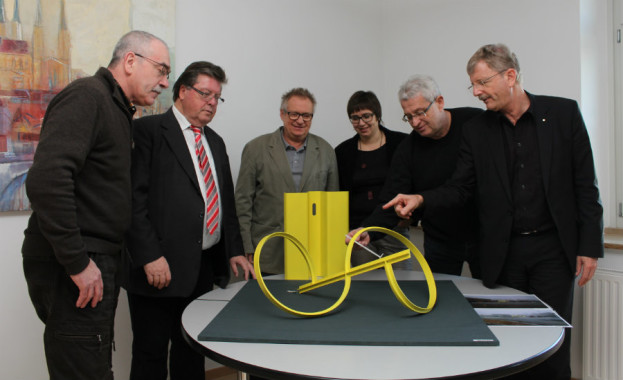 Der Preisträger Joachim Koch zusammen mit Bürgermeister Adolf Bauer, Juryvorsitzenden Herbert Mehler, Annette Messerer von der Fachabteilung Tiefbau, Tiefbau-Chef Jörg Roth und Stadtbaurat Christian Baumgart. (Foto: Christian Weiß)