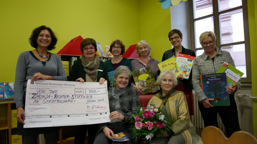 Scheckübergabe der Zimonja-Richter-Stiftung an die Stadtbücherei; stehend von links: Barbara Lehrieder (Stiftung), Angelika Riedel (Stadtbücherei), Angelika Czekalla (Stiftung), Helene Deckert-Bau (Stiftung), Anja Flicker (Stadtbücherei), Gabriele Baumgart (Stiftung); vorne von links: Eva Pleticha-Geuder (Stiftung), Marianne Erben (Stiftung)