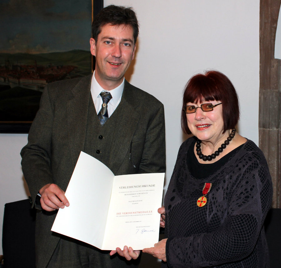 Hohe Auszeichnung: Oberbürgermeister Christian Schuchardt überreichte der Künstlerin Renate Jung nun in der Grafeneckartstube des Würzburger Rathauses die Verdienstmedaille des Verdienstordens der Bundesrepublik Deutschland. (Foto: Georg Wagenbrenner)