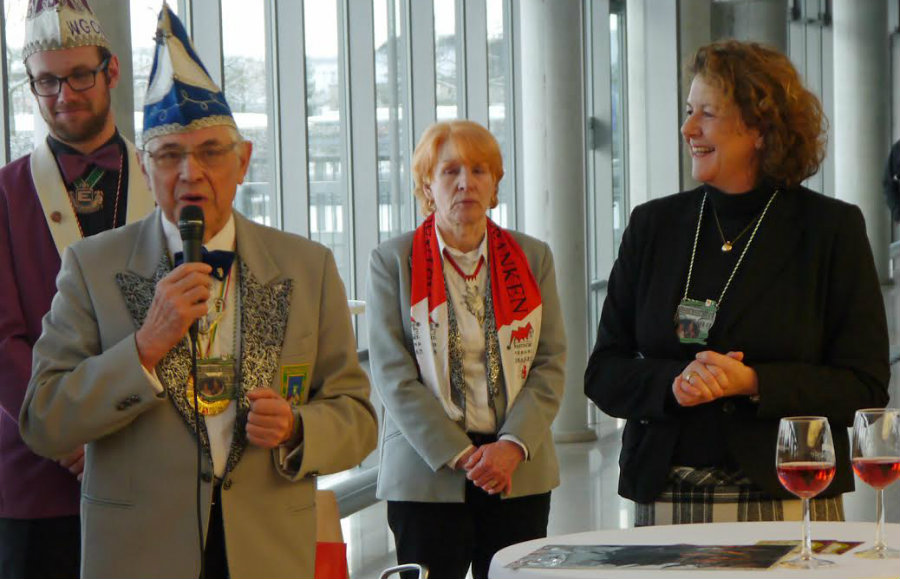 Horst Schug, Ehrenpräsident der Faschingsgilde KAB Sankt Josef Grombühl, übereichte Anja Simon, der Kaufmännischen Direktorin des Uniklinikums Würzburg, den Grombühler Faschingsorden der Session 2015/2016. (Foto: Uniklinikum Würzburg)