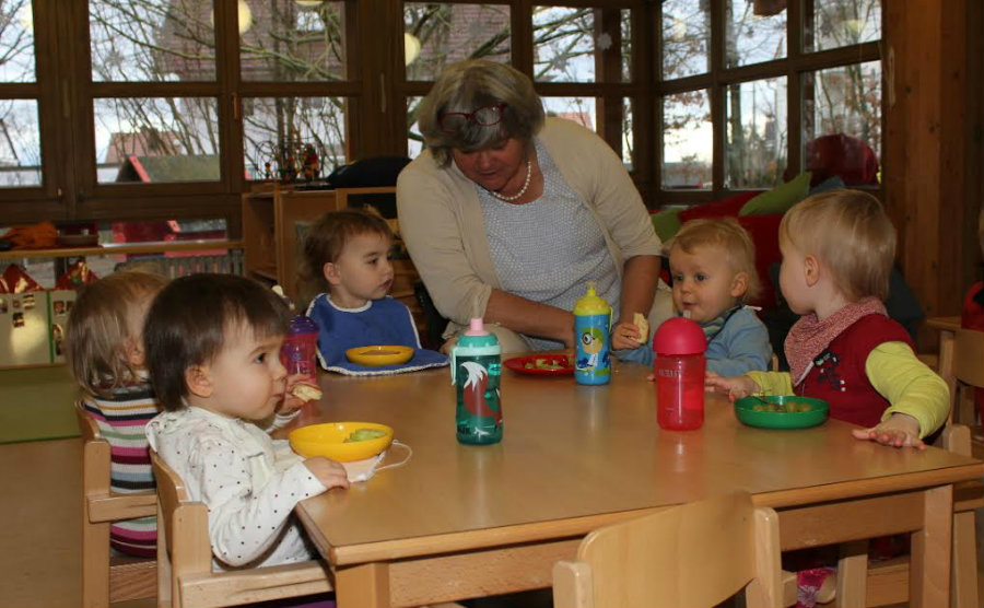 Christine Amrhein, die Leiterin des städtischen Kinderhauses Sonnenblume in Lengfeld, mit einigen der Kleinsten. 140 Kinder werden dort betreut: 24 in der Kinderkrippe, 75 im Kindergarten und 40 in der Schülerbetreuung. (Foto: Claudia Penning-Lother)