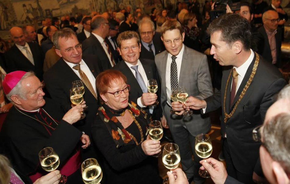 Auf das neue Jahr stößt Oberbürgermeister Christian Schuchardt zusammen mit Bischof Friedhelm Hofmann, Bundestagsabgeordneten Paul Lehrieder, den landtagsabgeordneten Oliver Jörg und Georg Rosenthal sowie Bürgermeisterin Marion Schäfer-Blake an. (Foto: Christian Weiß)