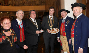 Die Mitglieder des Mainfrankenkreises gratulieren Oberbürgermeister Christian Schuchardt, Bürgermeister Adolf Bauer und Bürgermeisterin Marion Schäfer-Blake zum neuen Jahr. (Foto: Claudia Penning-Lother)
