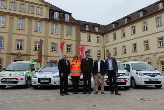 Vor der städtischen E-Flotte v.li. Umwelt- und Kommunalreferent Wolfgang Kleiner, Elke Schwarze (Abteilungsleiterin Straßenreinigung und Winterdienst der Stadtreiniger), Oberbürgermeister Christian Schuchardt, Klimaschutzmanager Philipp Mähler, Dr. Jakob Frommer (Fachbereichsleiter Umwelt- und Klimaschutz). (Foto: Claudia Penning-Lother)