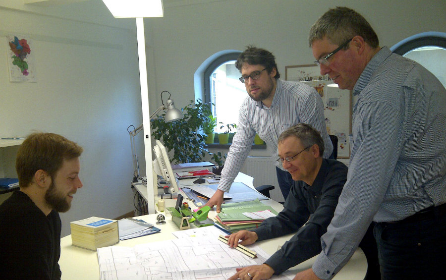 Beratung im Technischen Rathaus: Gerhard Spenkuch, Jörg Böhm und René Sauerteig von der Bauaufsicht der Stadt Würzburg (von rechts) beugen sich über die Skizze eines Bauvorhabens. (Foto: Stadt Würzburg)