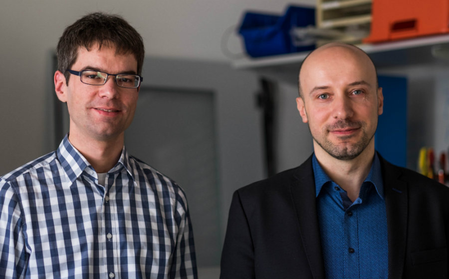 Professor Samuel Kounev (rechts) und Doktorand Simon Spinner. (Foto: Vera Katzenberger)