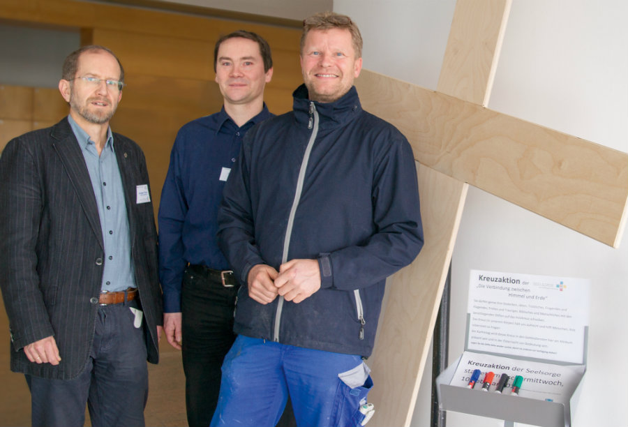 Uniklinikum Würzburg: Fastenzeitaktion. Klinikpfarrer Jürgen Floß und Pastoralreferent Christian Hohm zusammen mit Joachim Henninger, der als Schreiner des Klinikums das Fastenkreuz anfertigte (von links). (Foto: Uniklinikum Würzburg)