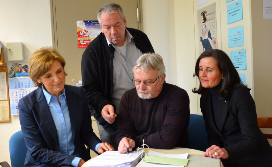 Elisabeth Jentschke (links) und Edith Raab vom Zonta Club Würzburg Electra erkundigen sich bei Volker Stawski (stehend) und Helmut Rahner, wie stark der städtische Nothilfefonds von Seniorinnen nachgefragt wird. (Foto: Zonta Club Würzburg Electra)