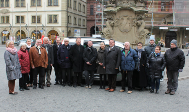 Gruppenbild mit der Seniorenvertretung, Vertretern der Aktiven Hilfe e.V., deren Vorsitzenden Pfarrer Matthias Leineweber, Sozialreferentin Hülya Düber, Bürgermeister Adolf Bauer und dem Leiter der Beratungsstelle für Senioren und Menschen mit Behinderung Volker Stawski. (Foto: Sebastian Claus-Ney)