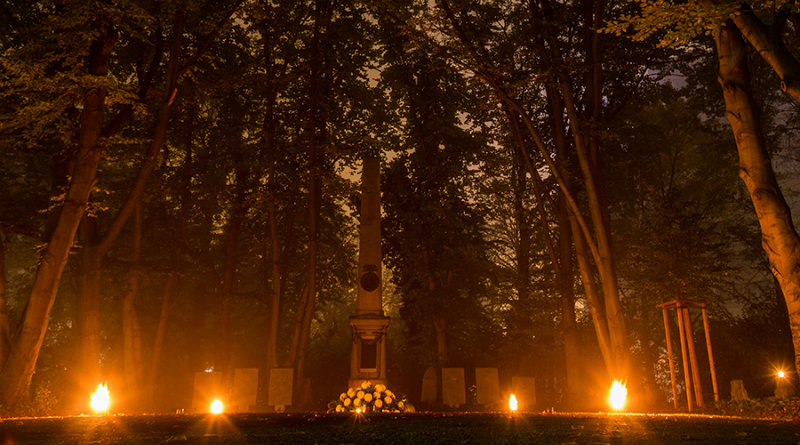 Das Massengrab vor dem Hauptfriedhof in einer Aufnahme von Allerheiligen.