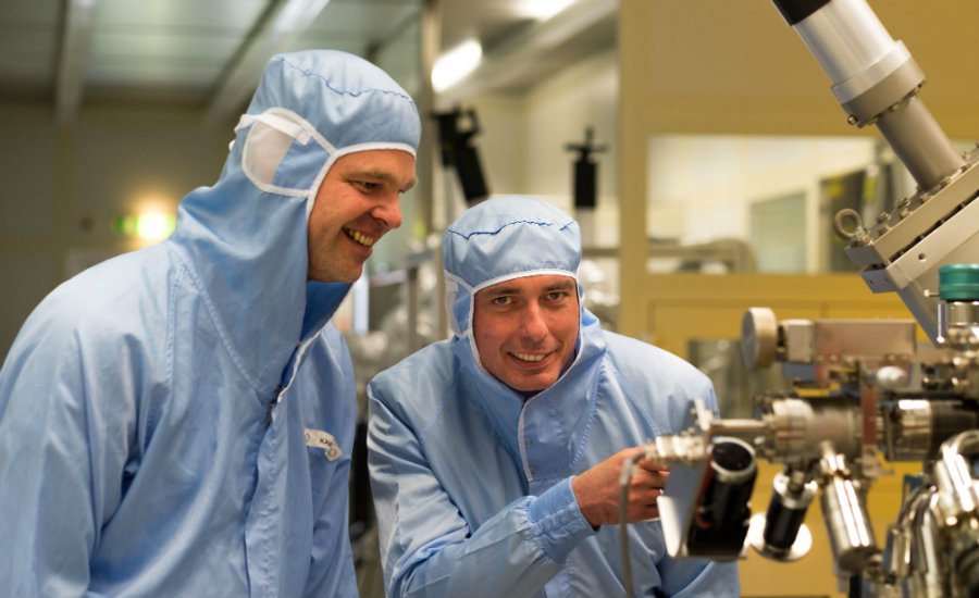 Martin Kamp und Professor Sven Höfling forschen im streng kontrollierten Klima des Reinraums an der Universität Würzburg. (Foto: Vera Katzenberger)