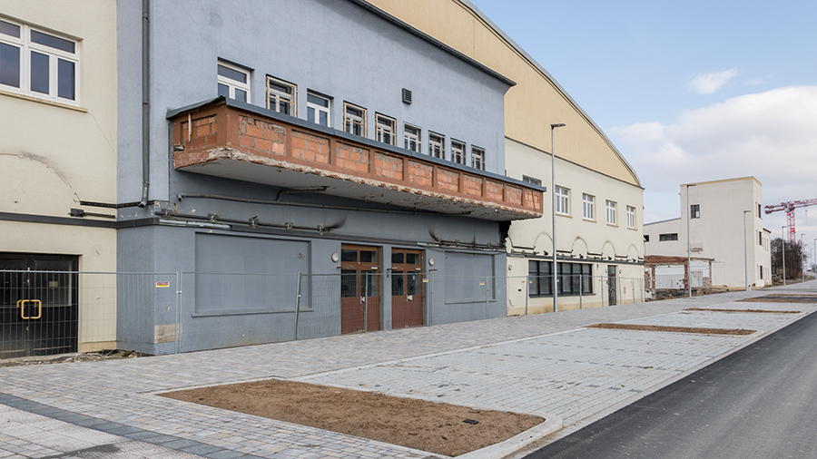 Das Bild zeigt den aktuellen Stand der Bauarbeiten in den ehemaligen Leighton Barracks. Links der alten Flugzeughangar, rechts der Tower. (Foto: wuerzburg24.com)