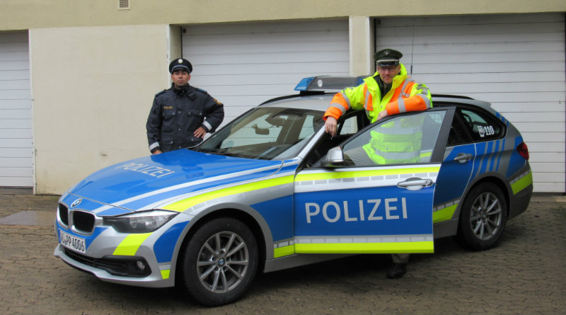 Erste blaue Streifenfahrzeuge der Polizei im Einsatz