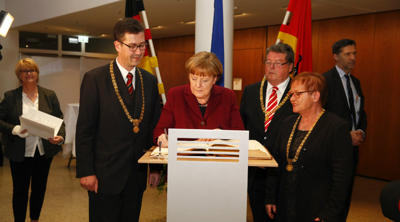 Bundeskanzlerin schreibt Würzburgern gute Wünsche ins Goldene Buch