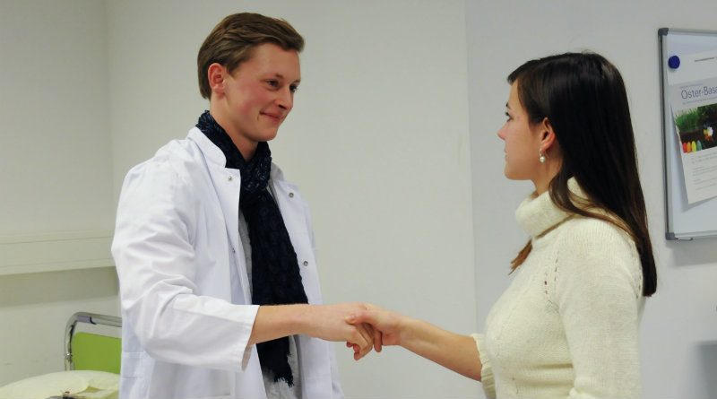 Medizinstudierende trainieren ihre künftige Arztrolle
