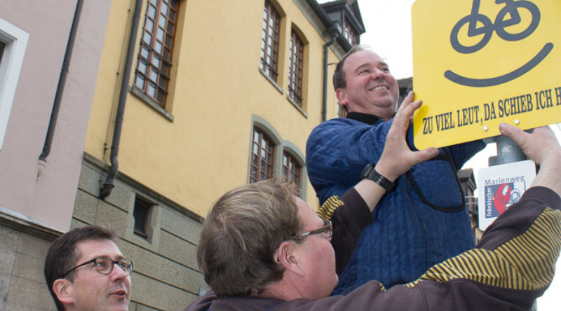 Schilder werben für mehr Rücksicht