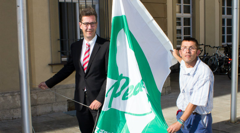 Mayors for Peace-Aktion: Schuchardt hisst Flagge mit Friedenstaube