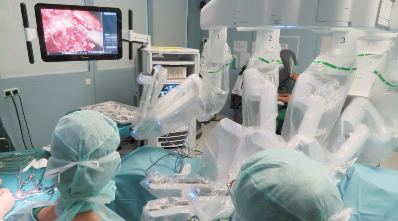 Roboter assistiert am Uniklinikum Würzburg bei Operationen
