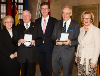 Ehrenmedaille des Oberbürgermeisters an Eykmann und Motsch