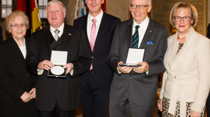 Ehrenmedaille des Oberbürgermeisters an Eykmann und Motsch