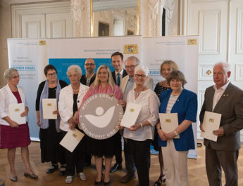 Bayerns Gesundheits- und Pflegeministerin verleiht Auszeichnung "Weißer Engel" an Ehrenamtliche