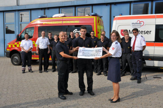 Feuerwehrleute der Berufsfeuerwehr Würzburg spenden 1.200 Euro