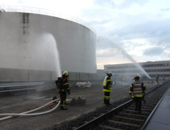 Übung: Feuerwehr und andere Retter trainieren in Großtanklager Würzburg (Foto: Feuerwehr