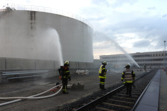 Übung: Feuerwehr und andere Retter trainieren in Großtanklager Würzburg (Foto: Feuerwehr