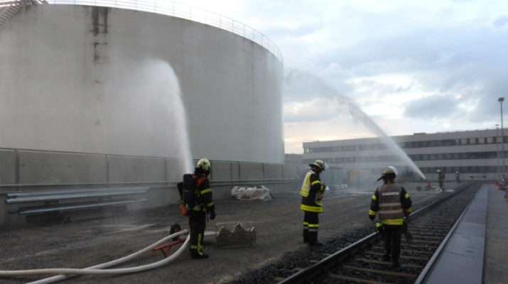 Übung: Feuerwehr und andere Retter trainieren in Großtanklager Würzburg (Foto: Feuerwehr