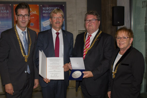 Silberne Stadtplakette und Verabschiedung: Stadtbaurat geht in Ruhestand